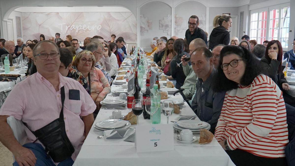 Asistentes a la comida celebrada en el restaurante O Trapeiro de Lousame.