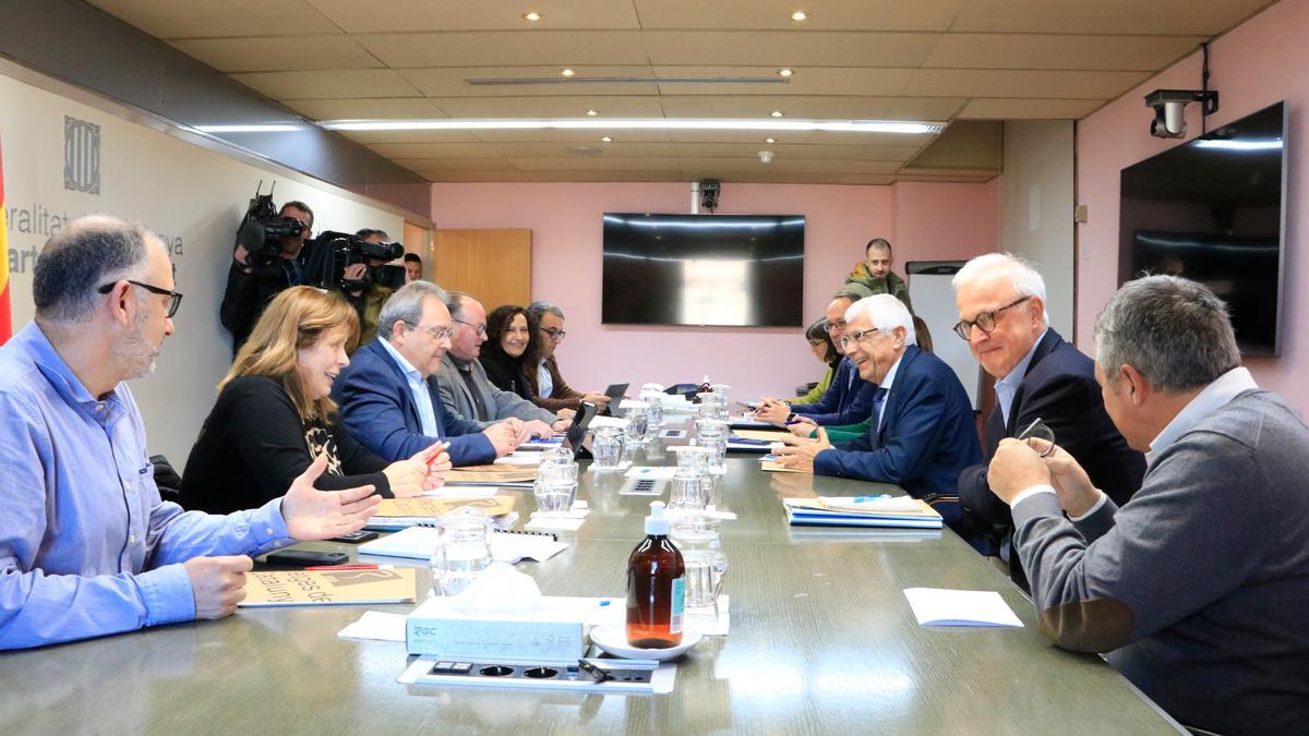 Reunió entre representants del sindicat Metges de Catalunya i responsables del Departament de Salut, encapçalats pel conseller Manel Balcells, per negociar millores en les condicions professionals i assistencials dels facultatius.