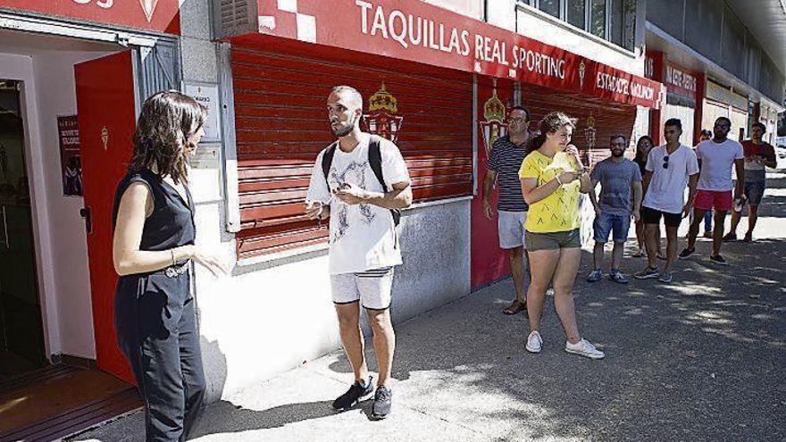 Aficionados del Sporting, comprando entradas ayer para Alcorcón.