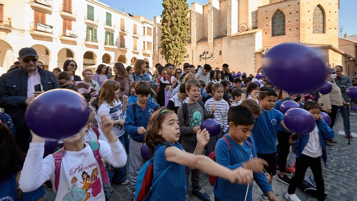 Un grupo de niños en la plaza Major de Gandia, en imagen de archivo.