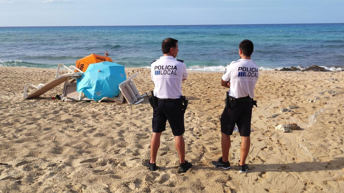 Un rayo mata a dos turistas en la playa de Cala Mesquida