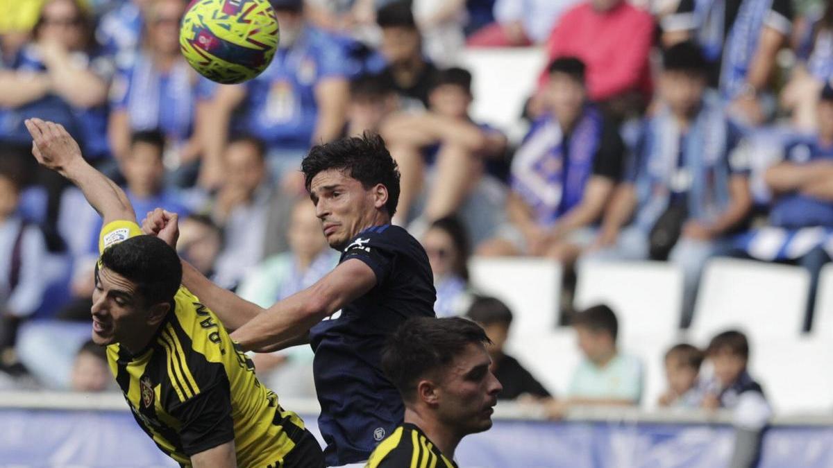 Lluís López, durante el partido de este domingo en Oviedo.