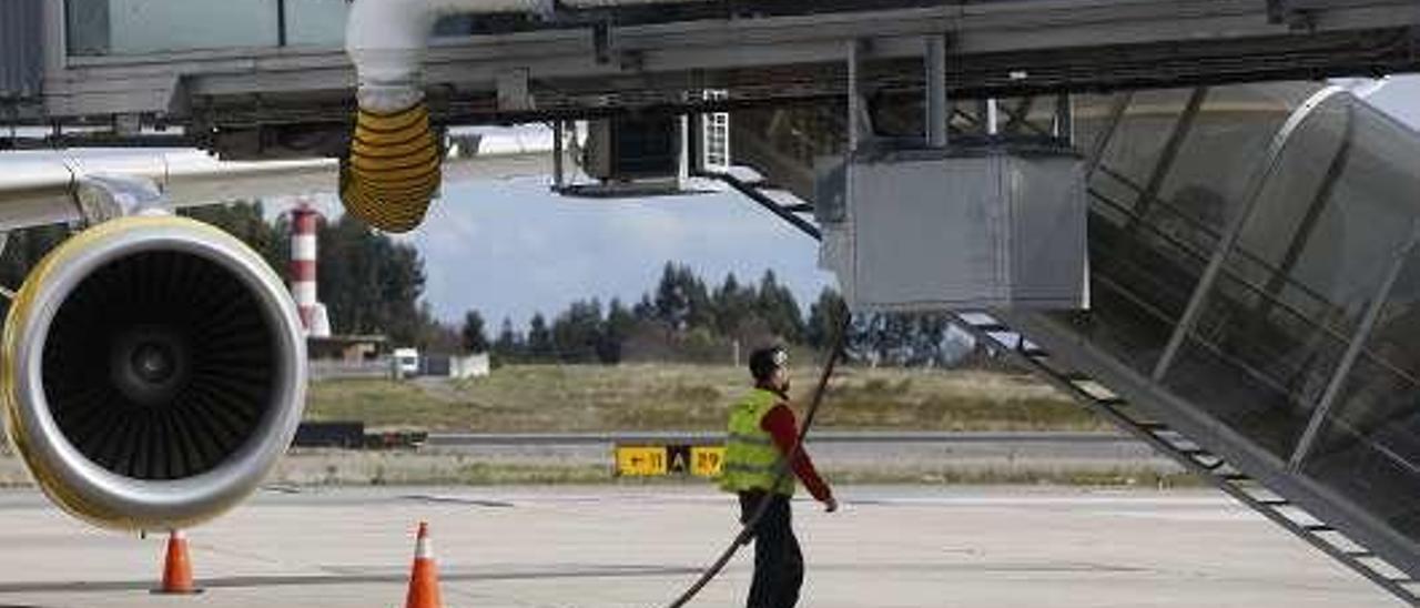 Un avión en el aeropuerto de Asturias.