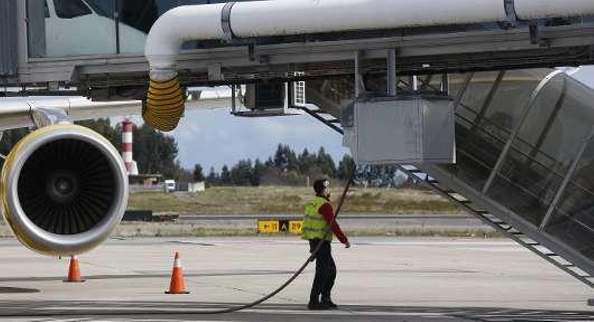 Un avión en el aeropuerto de Asturias.