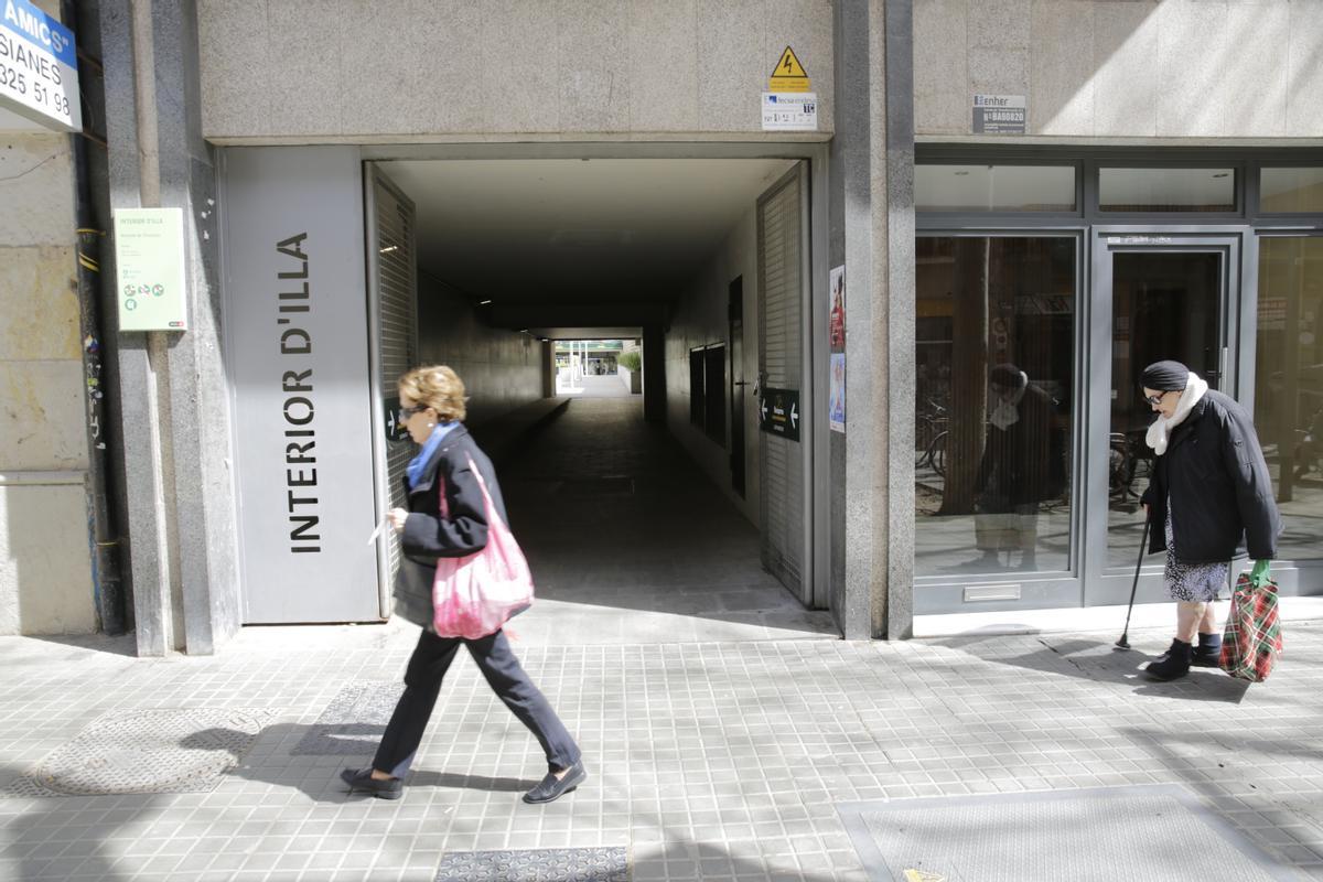 Acceso al interior de la manzana dedicado a Cristina Fernández, por calle de Borrell.