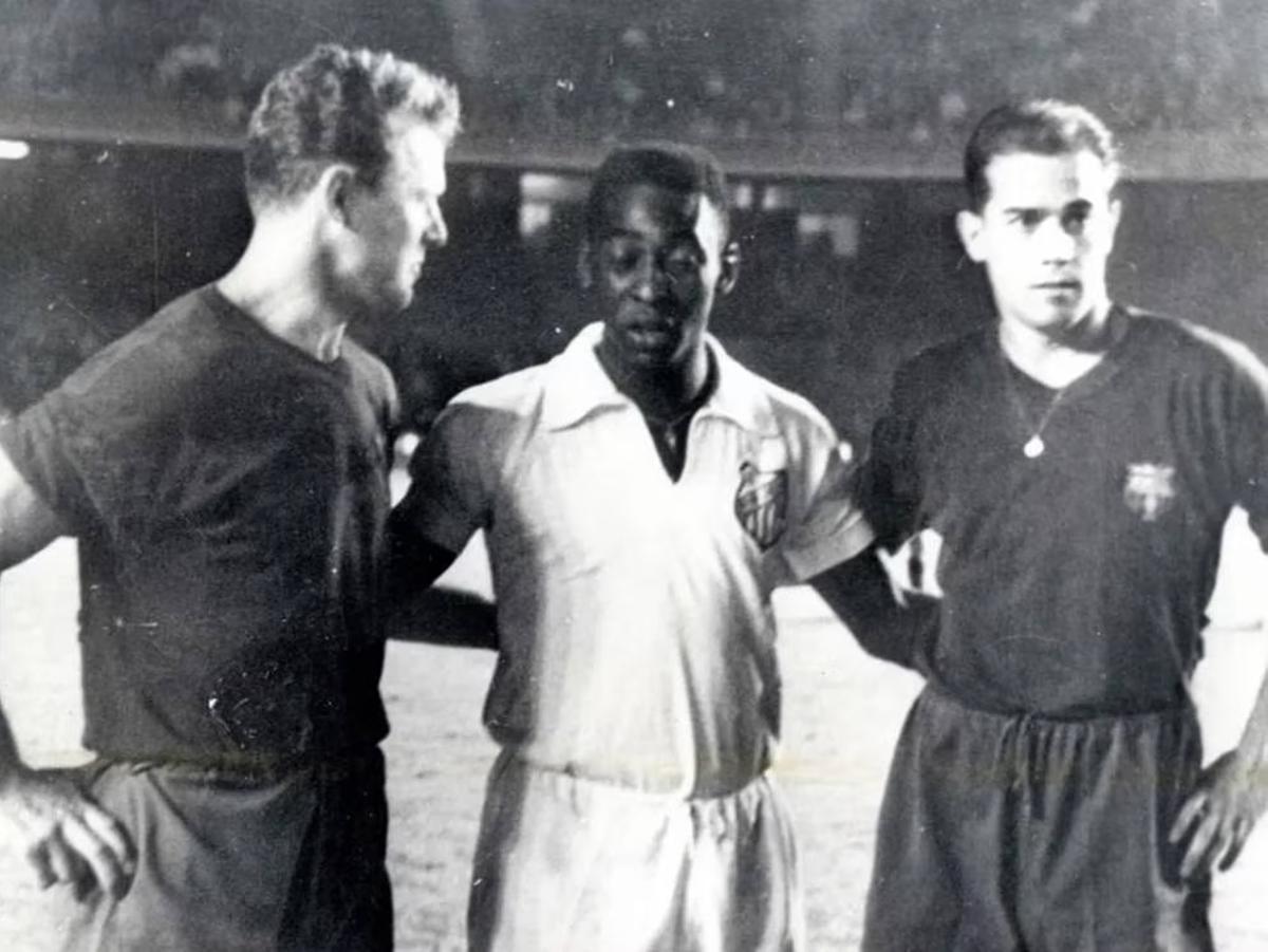 Kubala, Pelé y Luis Suárez, durante un encuentro.