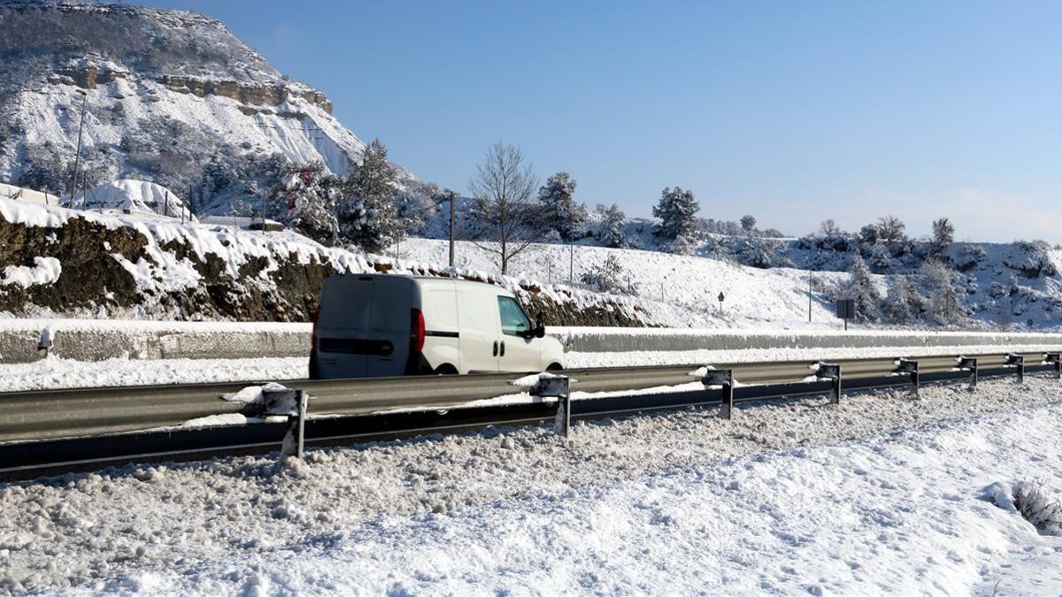 La nieve presente en la C-25, a la altura de Gurb.