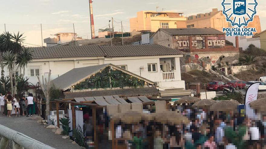 La terraza del chiringuito de La Araña, ayer tarde, al llegar la Policía Local