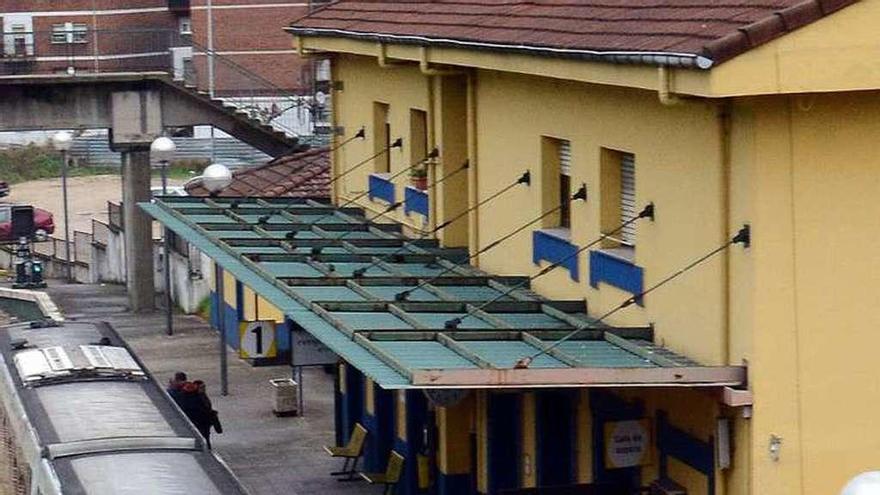 Tren de Feve, en la estación de Mieres.