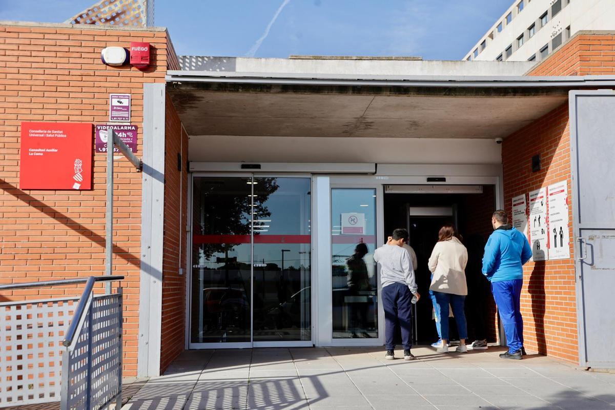 Pacientes entrando al centro de salud de la Coma de Paterna.