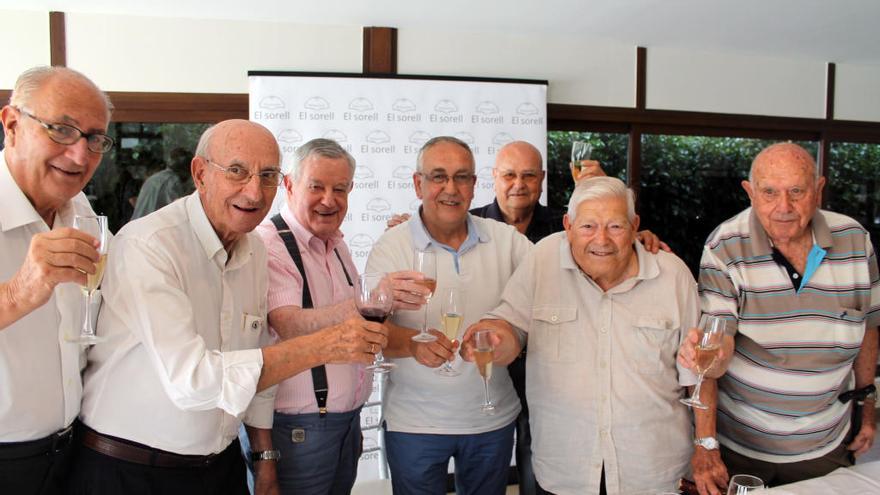 El presidente del Hércules, Quique Hernández, con los abonados más antiguos de la entidad.