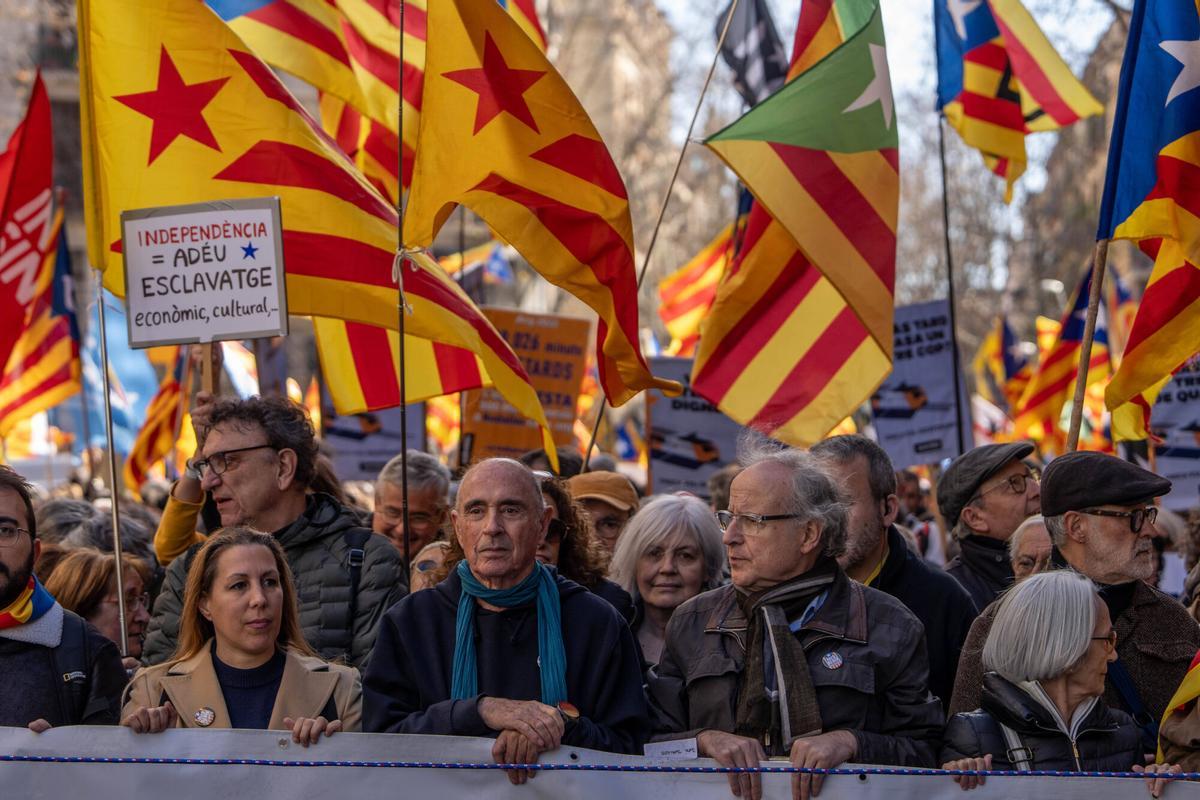 Manifestación en Barcelona contra el deterioro de los servicios básicos bajo el lema 'Prou',convocada por ANC y el Consell de la República