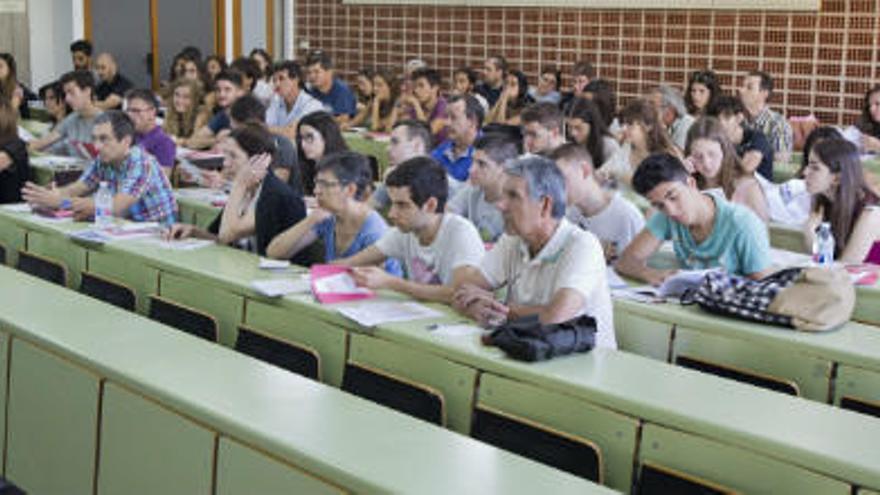 Charla sobre carreras universitarias tras la selectividad 2015.