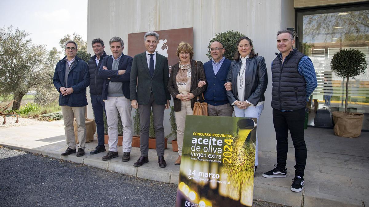 Andrés Lorite, en el centro, con los responsables de la cata del concurso provincial de aceites de oliva virgen extra.