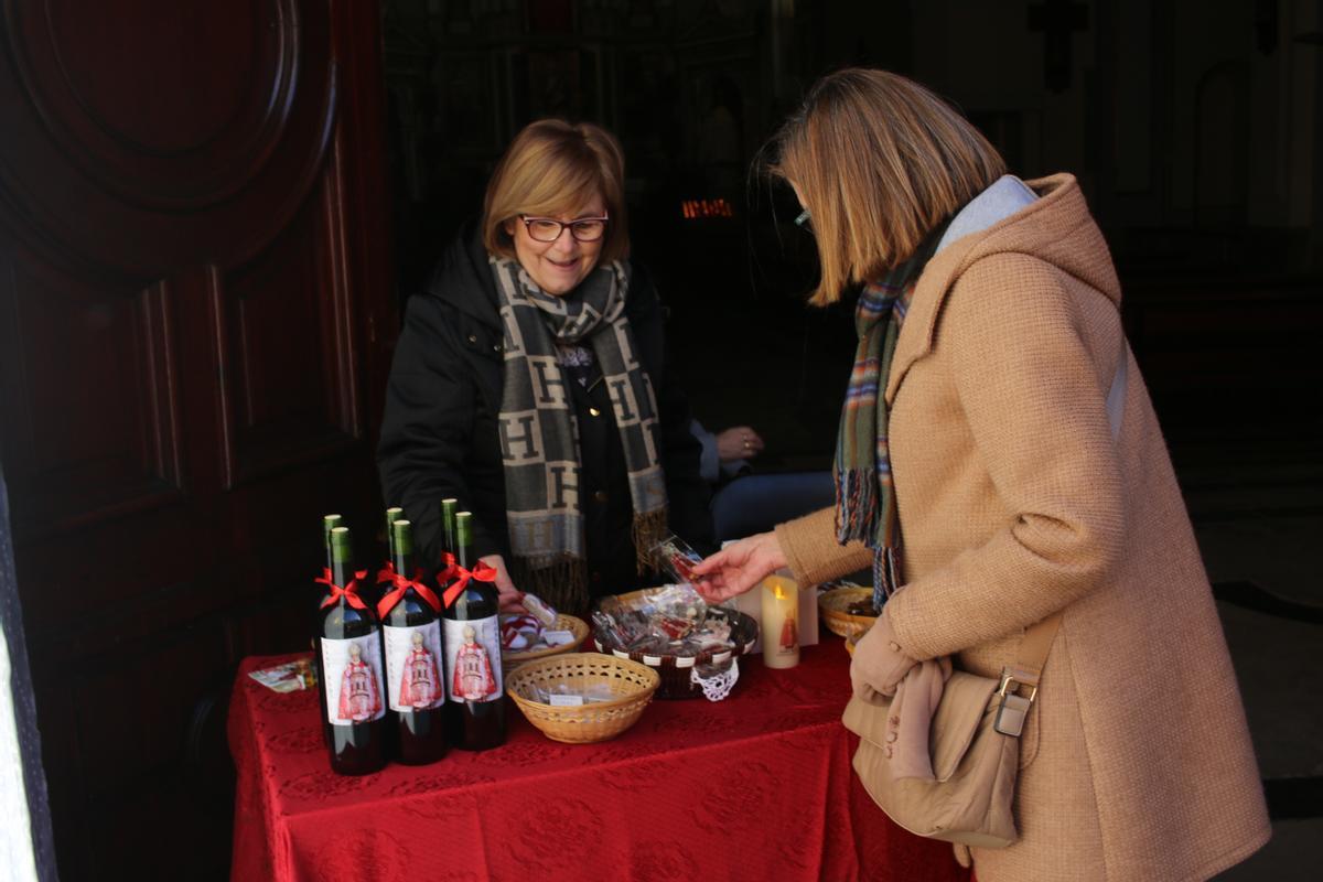 La Cofradía de Sant Blai vende productos como el vino de Sant Blai y recordatorios para apoyar a la entidad