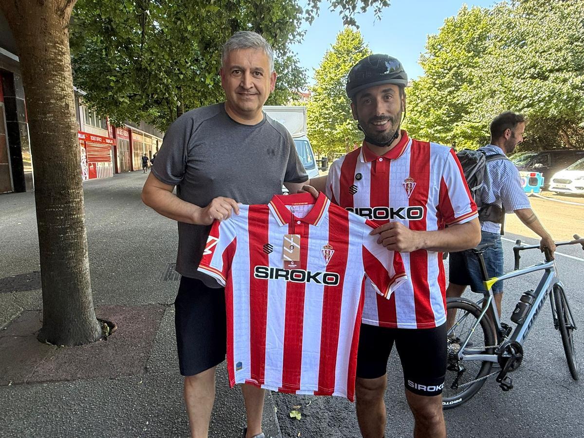Nacho Nosti, el primero en comprar la nueva camiseta del Sporting, posa junto a Cote.