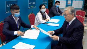 El presidente de Kazajistán, Kasim-Yomart Tokáyev, emite su voto, este domingo en un colegio electoral de Astaná, la capital del país.