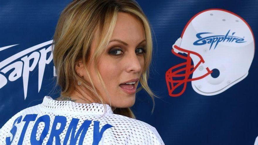 La actriz porno Stormy Daniels demanda a Trump para poder romper su pacto de silencio