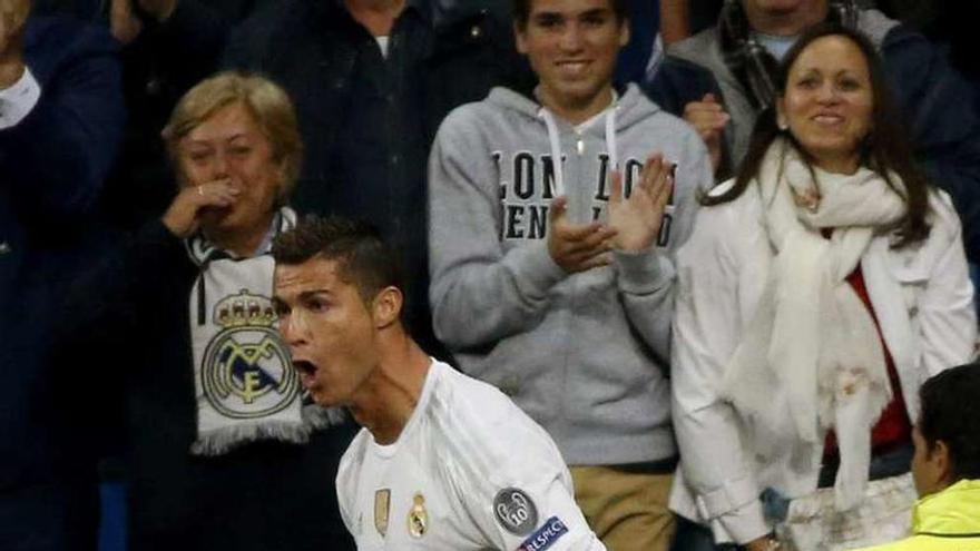 CR7 celebra uno de sus tres goles al Shakhtar, ayer. // Alberto Martín