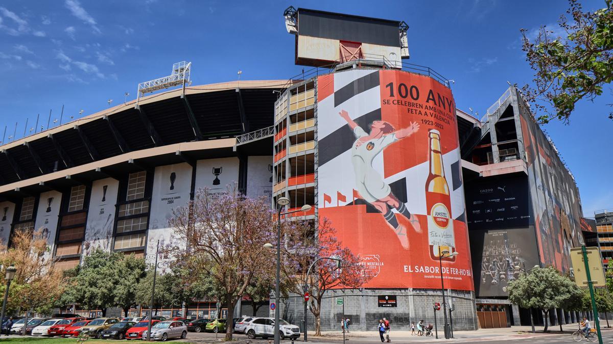 Exterior del estadio de Mestalla que cumple 100 años