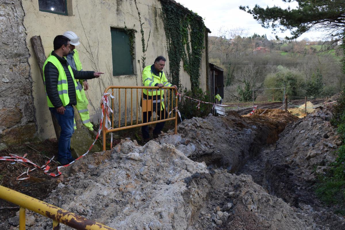 Los concejales Javier Rodríguez Morán y Alejandro Villa en las obras del saneamiento de Fonciello –fase II en Meres, Tiñana–.