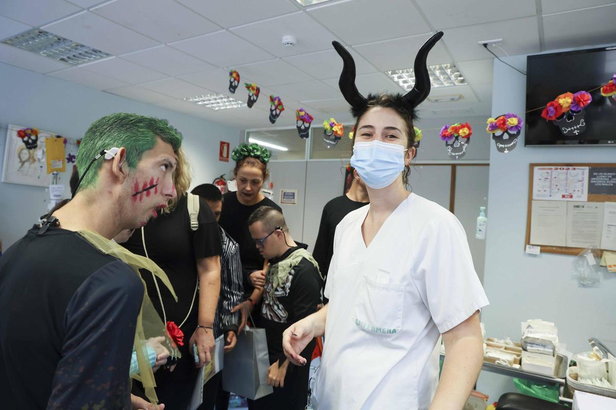 El Hospital de Sant Joan humaniza la atención al paciente oncológico con disfraces del personal de Enfermería y decoración de Halloween realizada por el Centro San Rafael El Hospital de Sant Joan humaniza la atención al paciente oncológico con disfraces del personal de Enfermería y decoración de Halloween realizada por el Centro San Rafael