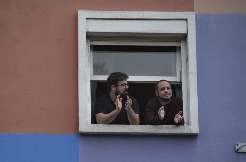 Gente en balcones aplaudiendo.La Laguna, Avenida de La Trinidad  | 27/03/2020 | Fotógrafo: Carsten W. Lauritsen