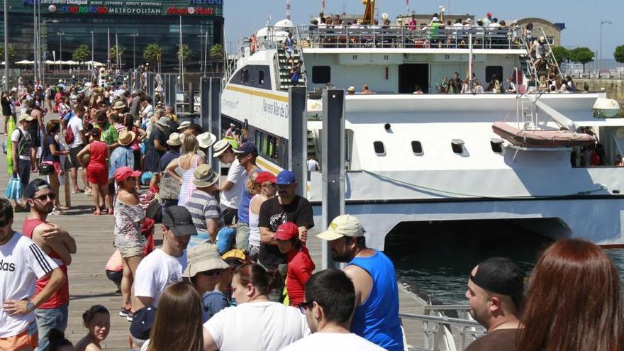 Cola para embarcar en uno de los barcos a Cíes. // R. Grobas