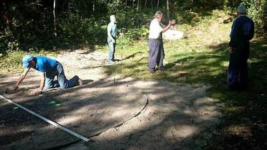 Los vecinos de Aballe trabajaron en la bolera de Les Tempranes