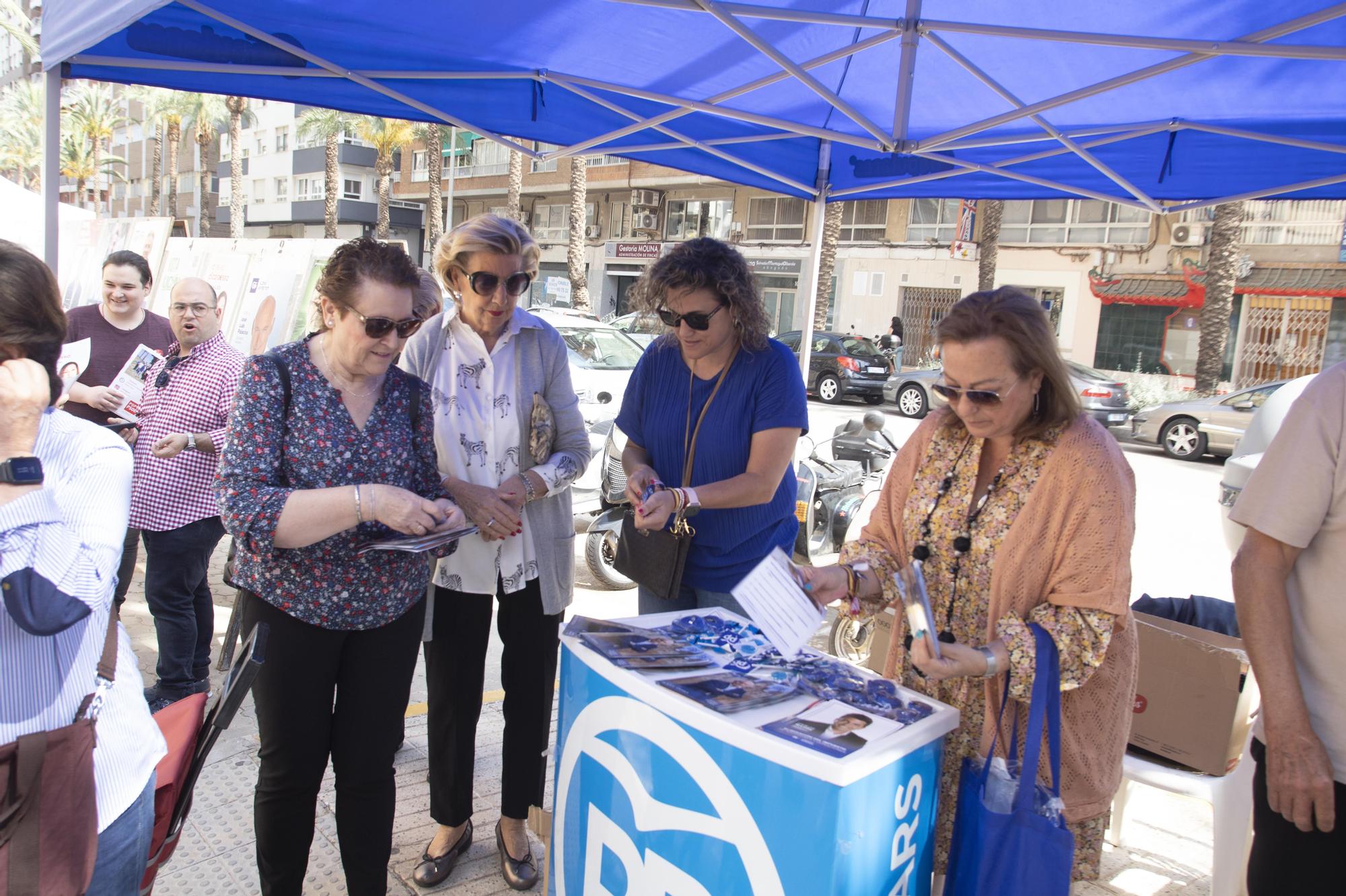 Los Partidos buscan el voto en el mercado de Alzira