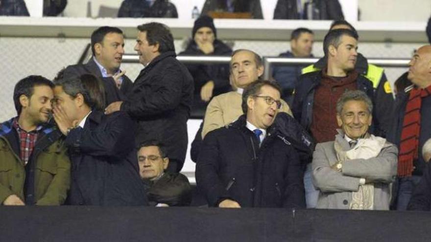 Desde la izquierda, en primera fila del palco, Fernando Vidal, Xulio Ferreiro, Tino Fernández, Alberto Núñez Feijóo, Carlos Mouriño y Abel Caballero.