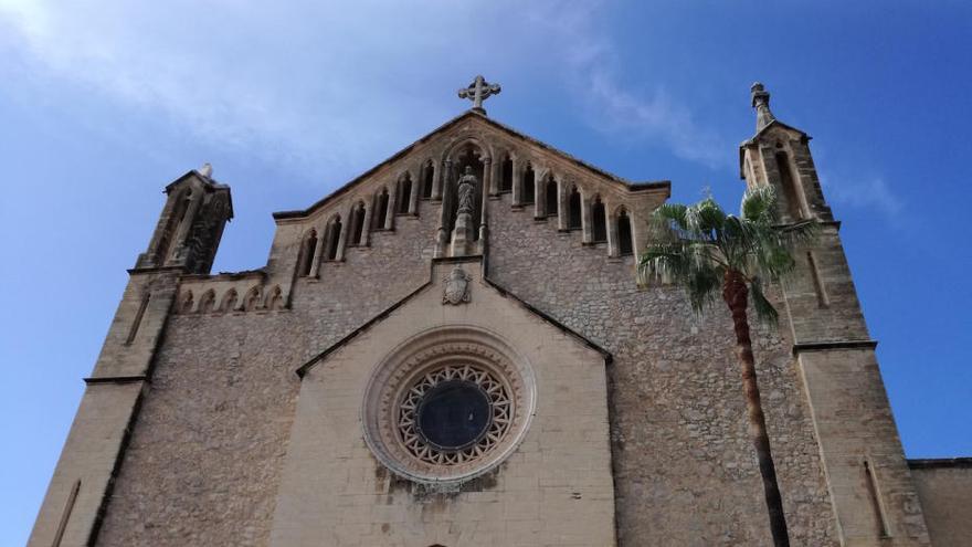 Un rayo destruye un torreón de la iglesia parroquial de Artà