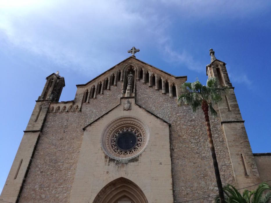 Un rayo destruye un torreón de la iglesia parroquial de Artà