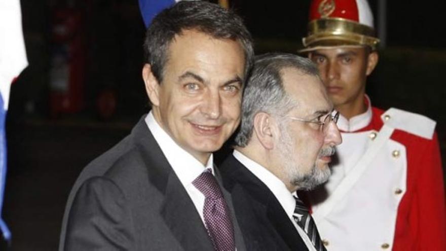 Los Reyes y Zapatero llegan a Uruguay