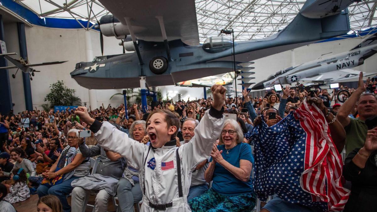 Un niño vestido de astronauta exclama al presenciar el amerizaje de la misión Artemis.