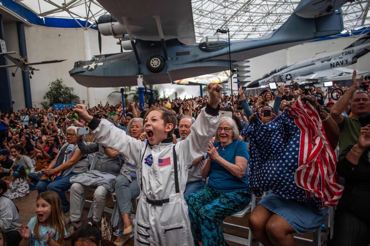 Un nen vestit d’astronauta exclama al presenciar l’amaratge de la missió Artemis.