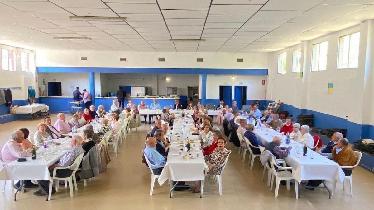 La Asociación de Mayores La Carrasca celebró una entretenida comida el domingo 1 de mayo. |