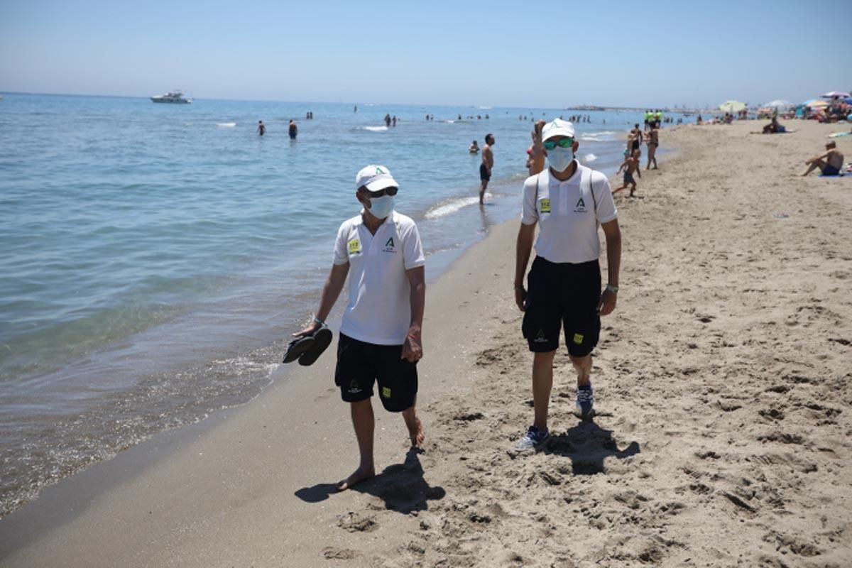 Los cordobeses regresan a las playas de Fuengirola ante la nueva normalidad