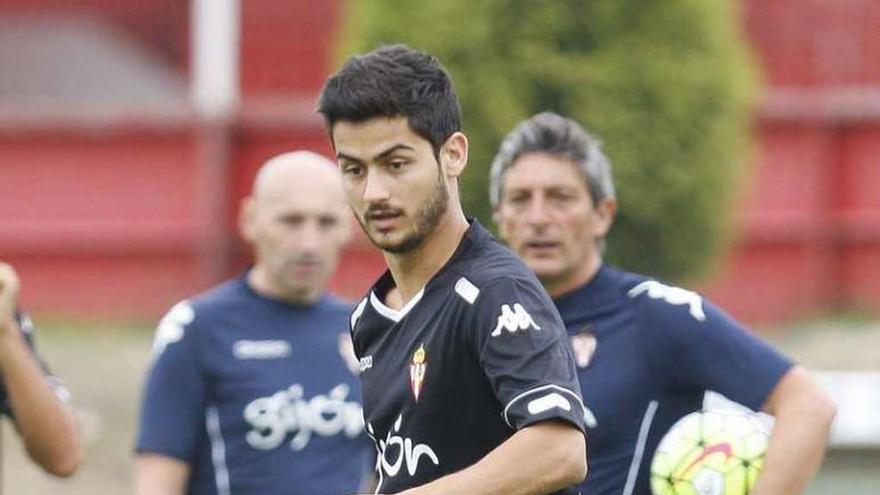 Nacho Cases conduce el balón durante el ensayo de ayer.