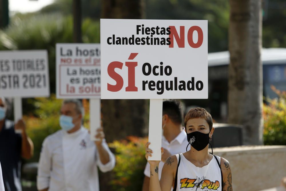 La hostelería llena las calles de Málaga para protestar por las restricciones