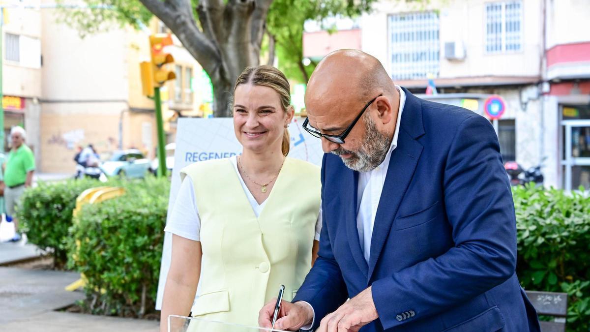 El alcalde de Palma Jaime Martínez Llabrés y la presidneta del Govern, Marga Prohens, en Son Gotleu.