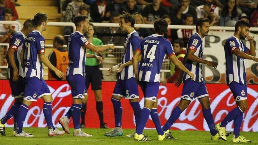 Los futbolistas del Deportivo celebran el gol de Lucas el pasado lunes en Vallecas.