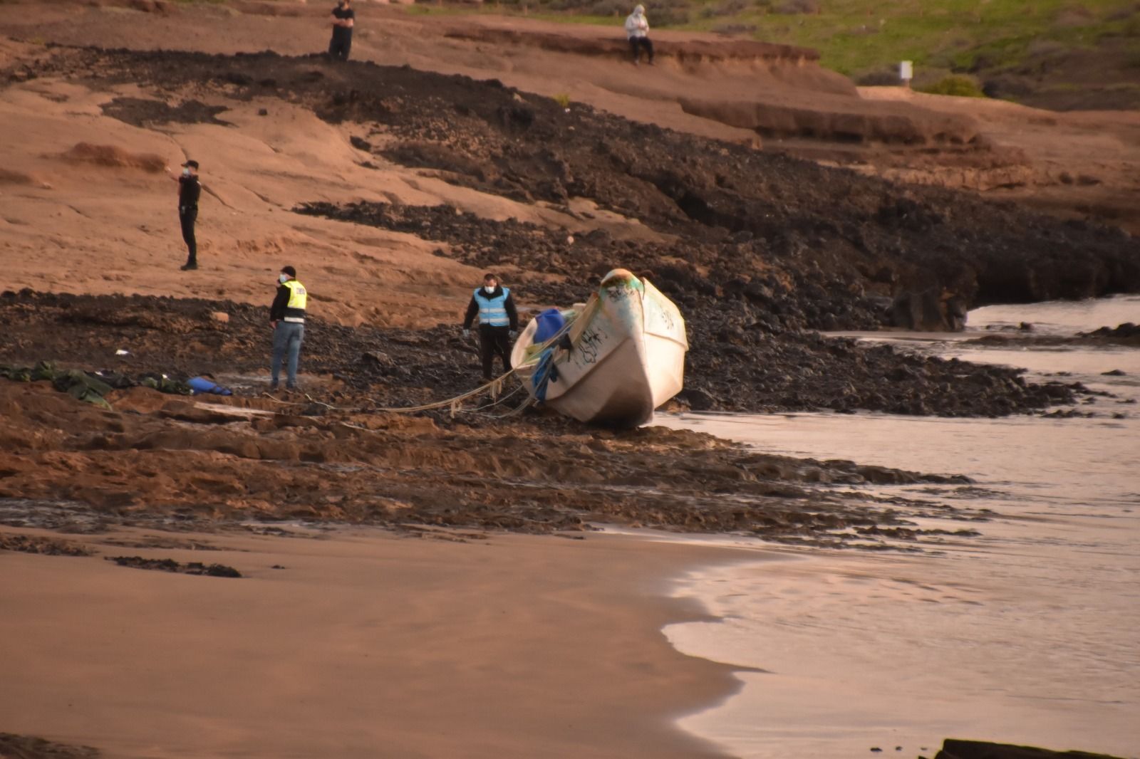 Cuatro fallecidos a bordo de un cayuco en una playa de Tenerife