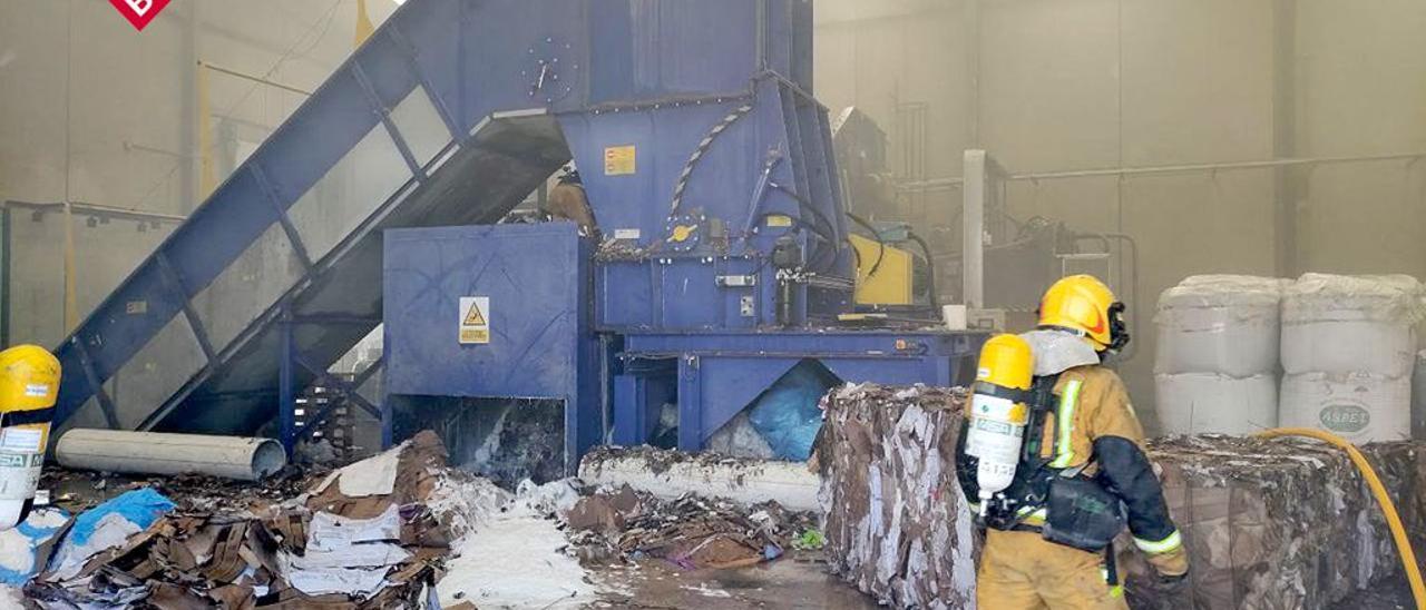 Bomberos en el interior de la nave en la que se ha producido el incendio.