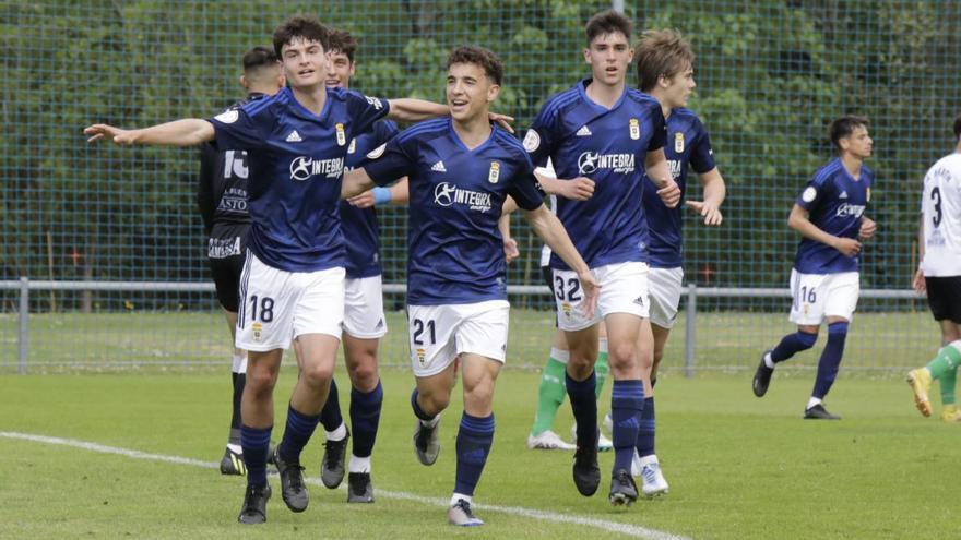 El Vetusta sigue en la lucha: El filial del Oviedo se coloca a un punto de la promoción tras ganar 3-2 al Rayo Cantabria en un partido que se le complicó al final