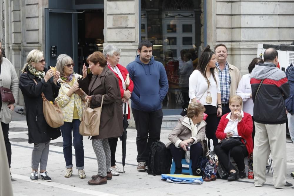 El ambiente a las puertas del Teatro Campoamor