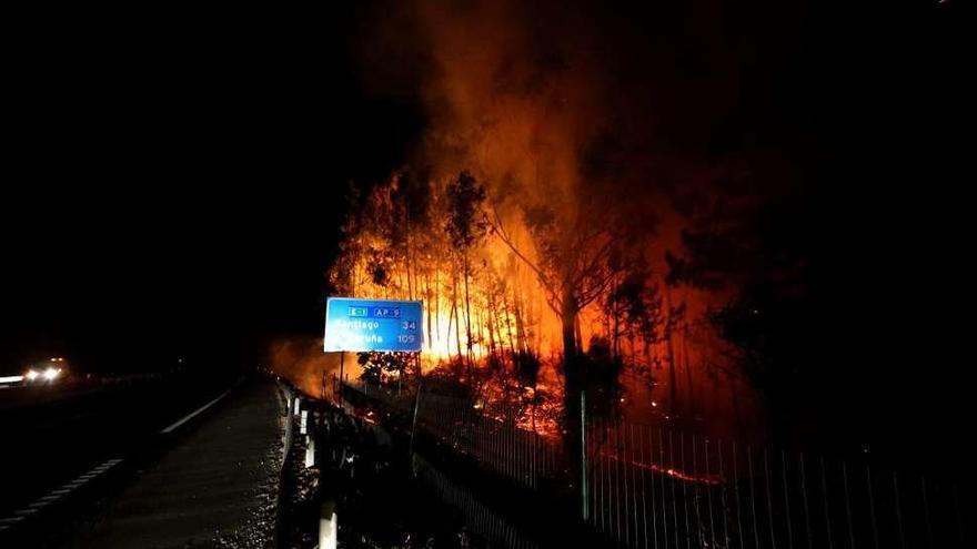 Una imagen del incendio de la pasada madrugada en Caldas de Reis. // Iñakl Abella