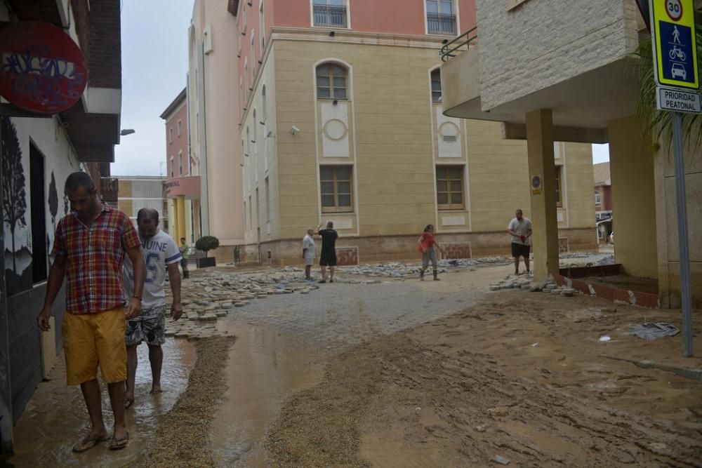 Los vecinos tratan de limpiar sus casas y las calles