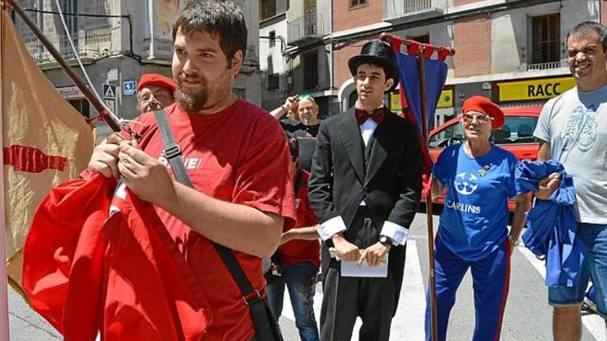 El representant del bàndol liberal es disposa a hissar la bandera, ahir