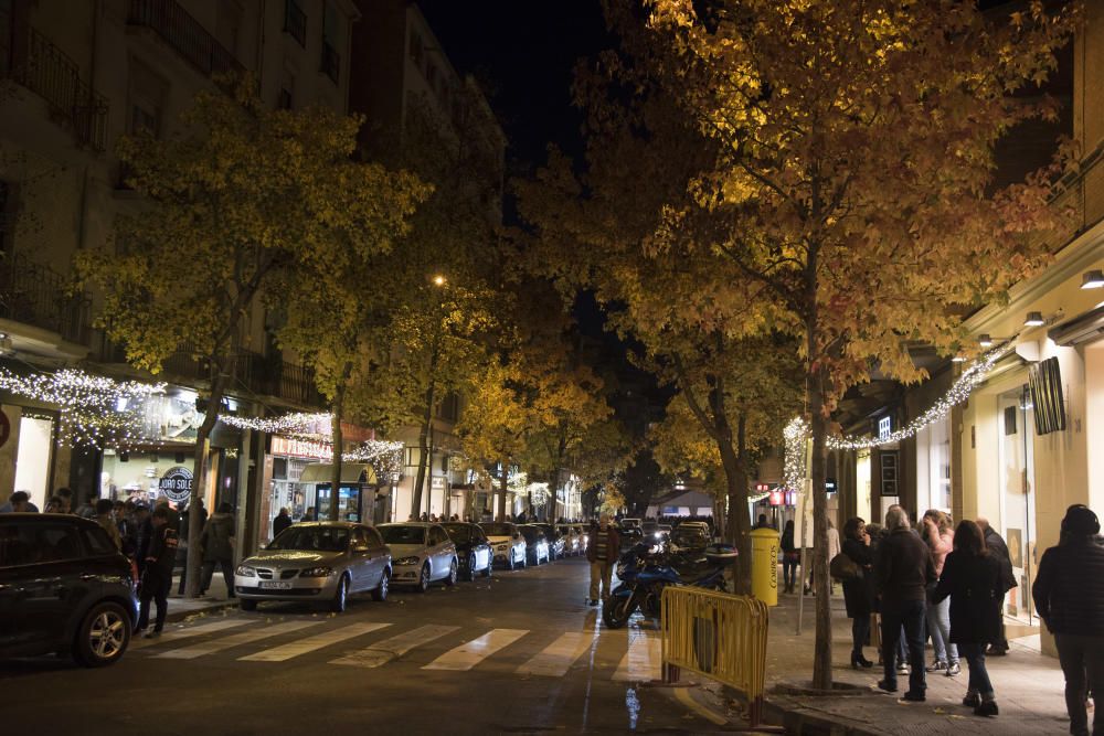 Manresa s'il·lumina per Nadal amb el principal carrer comercial a clapes